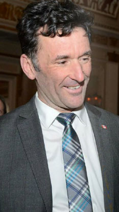 Paul Dewar Paul Dewar He suits up for when he's standing up. Dewar's relaxed hands-in-pocket stance works in the House because of the suit he sports. The tailored lines allow him to ask the question with aplomb. (photo and caption courtesy of Elizabeth Gray-Smith, iPolitics.ca)